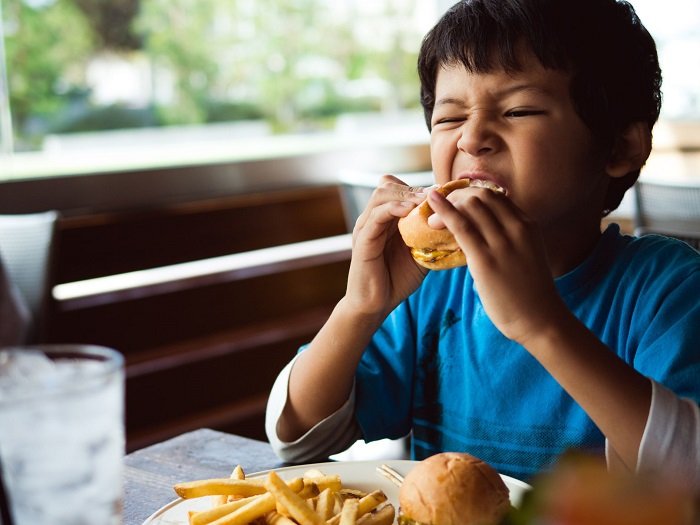 Sai lầm 5: Cho trẻ ăn vặt nhiều lần trong ngày