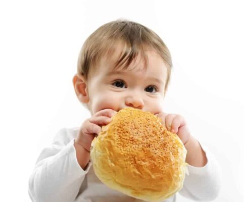 Bánh mì nguyên cám, ngũ cốc tinh bột tốt giúp trị táo bón cho bé