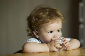 Nước - loại thực phẩm thường bị bỏ quên trong điều trị táo bón cho bé