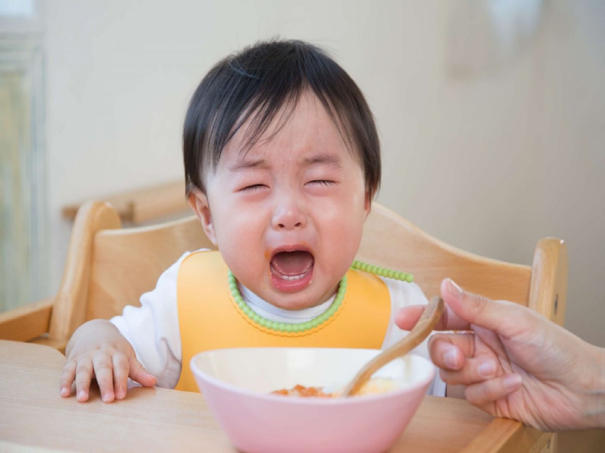 viêm họng khiến bé khó chịu và lười ăn