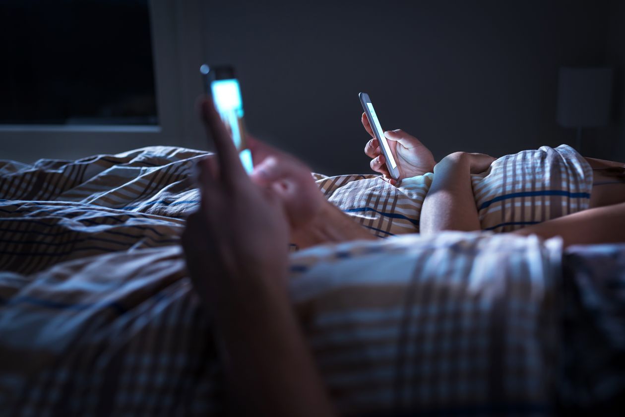 Ánh sáng xanh phát ra từ điện thoại cũng là nguyên nhân dẫn đến tình trạng khó ngủ 