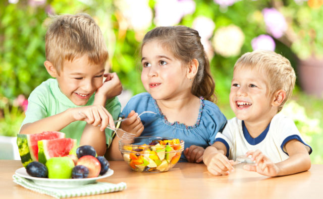 chú ý đến chế độ dinh dưỡng của trẻ
