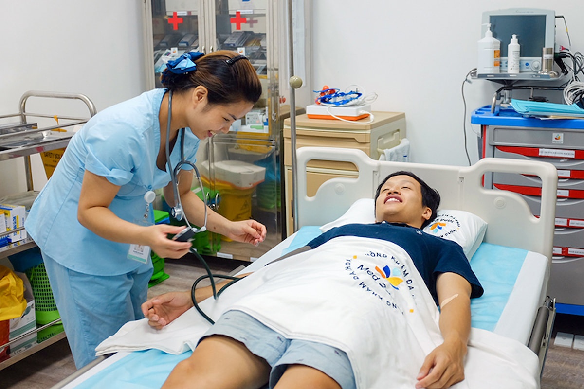 Nhân viên y tế sẽ thăm khám sức khỏe của bệnh nhân trước khi tiến hành châm cứu