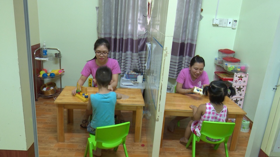 Phương pháp dạy trẻ tự kỷ tại nhà - Tập cho trẻ ngồi yên tại một vị trí
