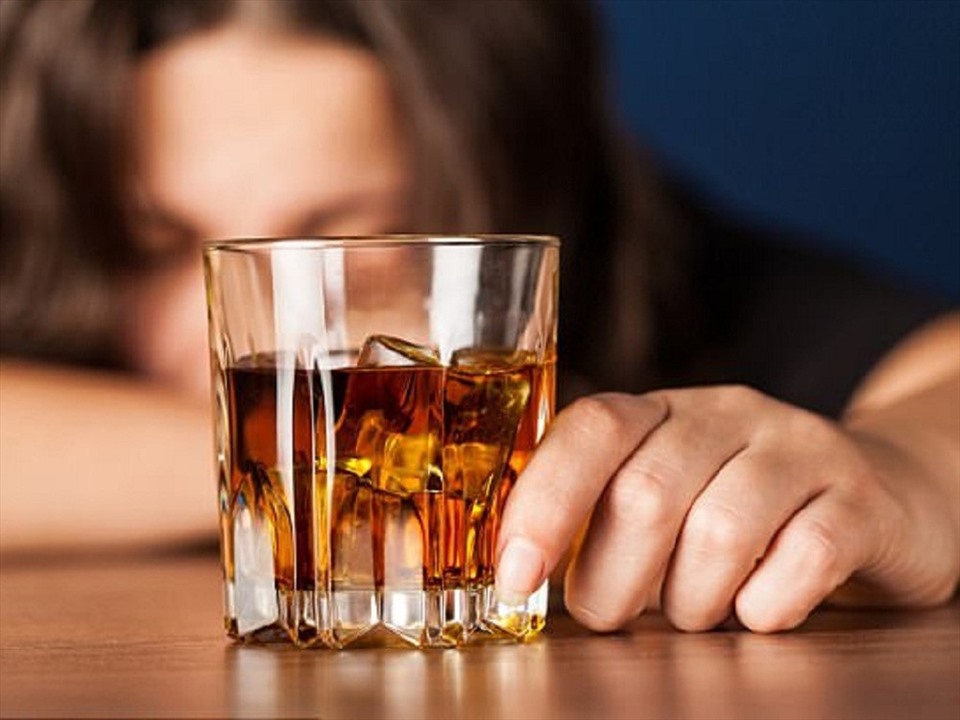 Sử dụng đồ uống như bia rượu sẽ làm ảnh hưởng đến sức khỏe và gây nên tình trạng mất ngủ