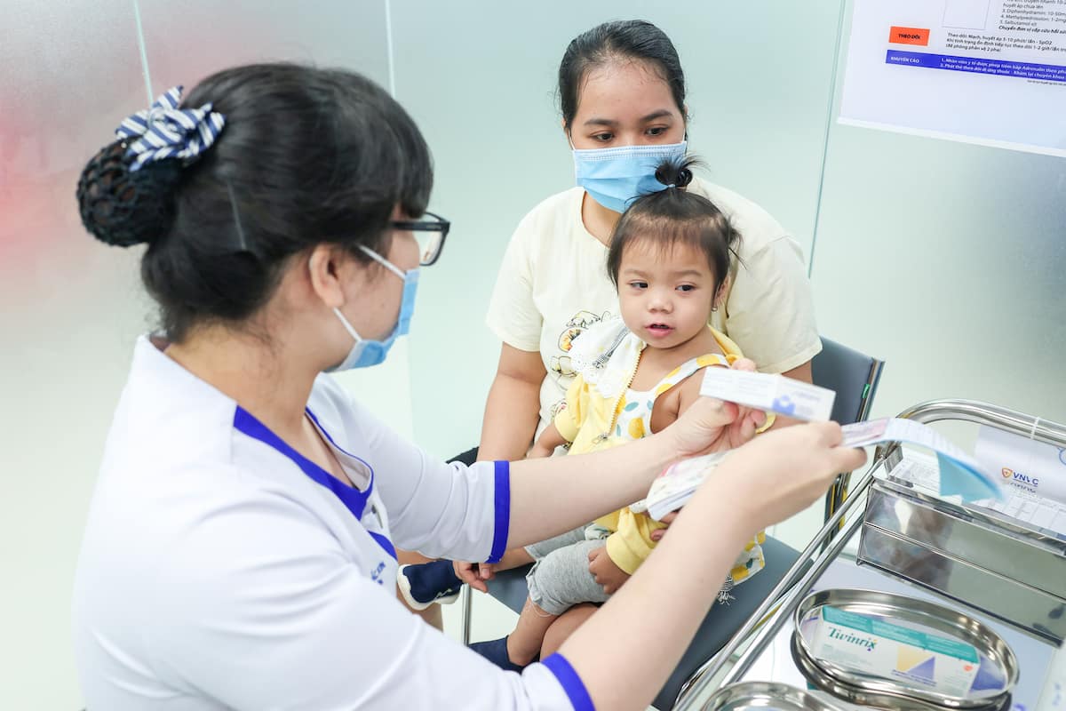 tiêm vắc xin cho trẻ phòng bệnh hô hấp