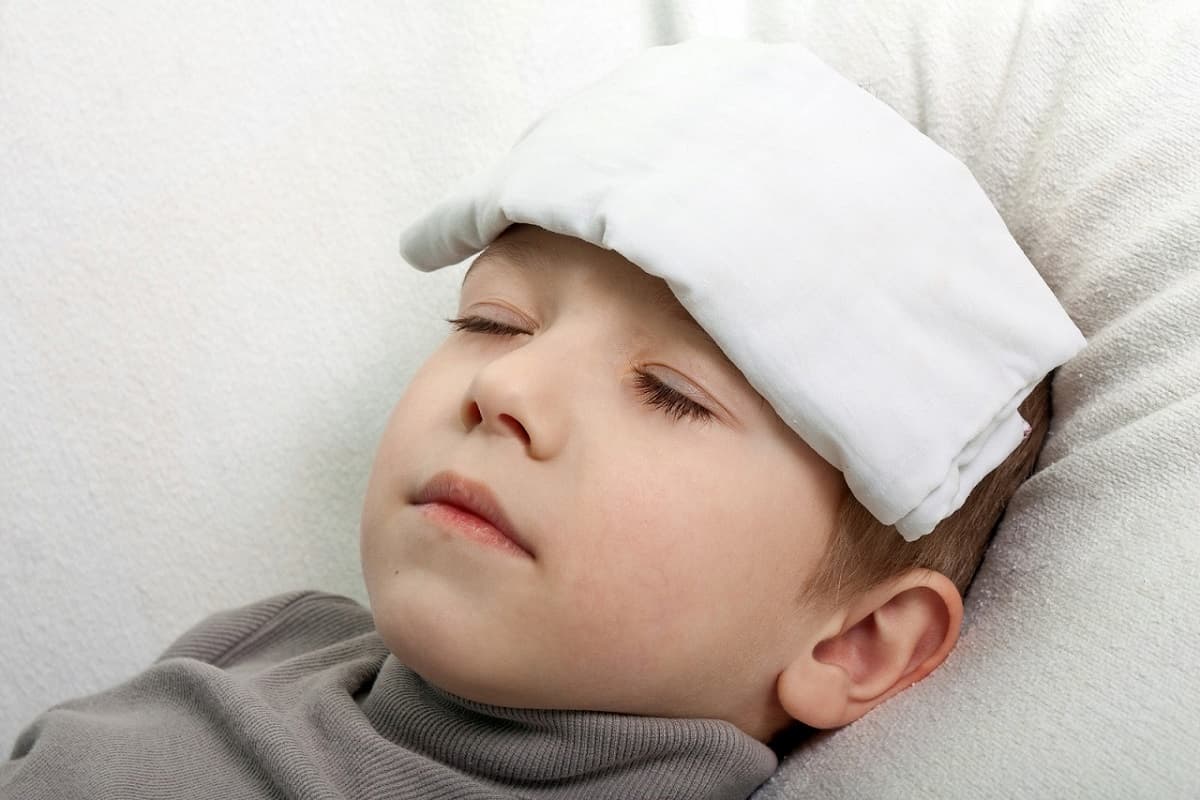 trẻ bị sốt có thể bị viêm tai giữa