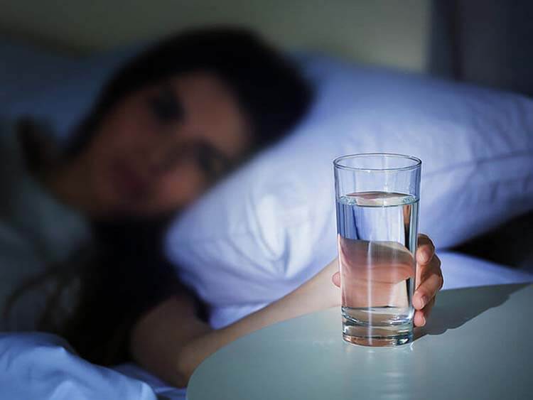 Uống quá nhiều nước trước khi đi ngủ sẽ làm bạn bị mất ngủ